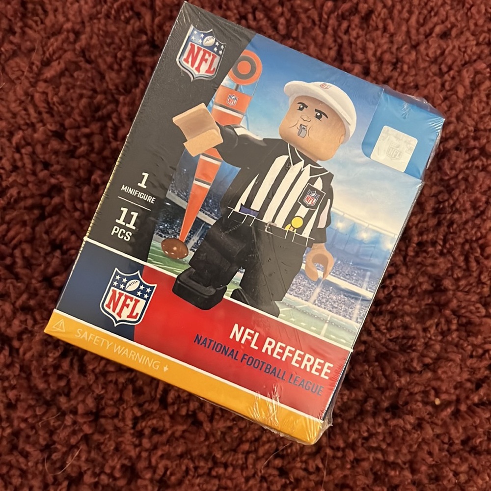 NFL Referee Mini Buildable Figure - Picture 4 of 6